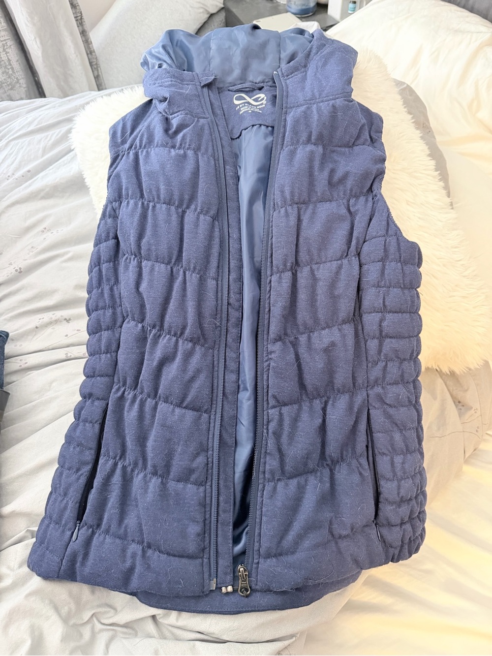blanc noir Quilted Hooded Puffer Vest in Navy Blue
